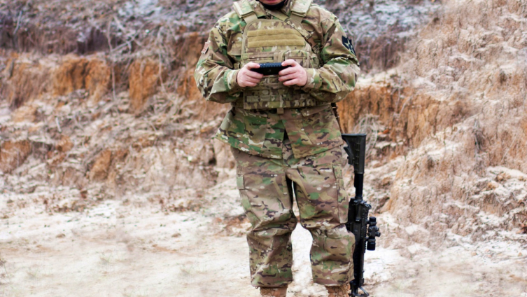 Harp sahasındaki askerlerin akıllı telefon kullanımı çoğu ordunun öncelikli sorunları arasında.